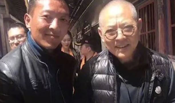 Nina Li Chi husband Jet Li with a fan in Tibet that went viral in 2018.